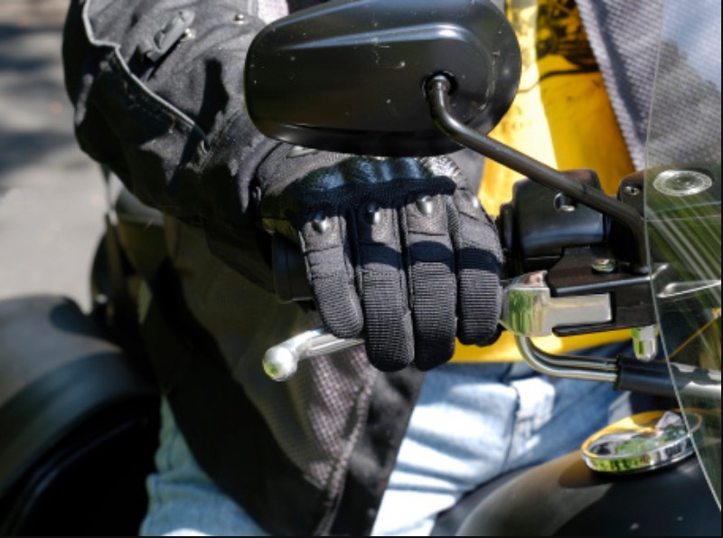 Motoristične rokavice preprečijo otiščance na rokah zaradi dolgotrajnega držanja krmila motorja.
